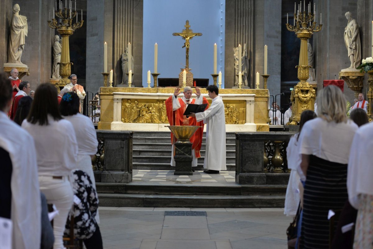 Confirmation des adultes au cours de la Vigile de Pentecôte 2023, (…). © Marie-Christine Bertin / Diocèse de Paris.