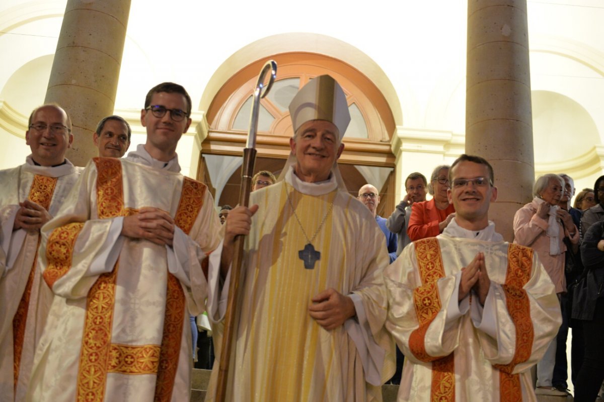 Ordinations diaconales en vue du sacerdoce 2019. Par Mgr Philippe Marsset, évêque auxiliaire de Paris, le 22 septembre 2019 à Saint-Jean-Baptiste de Grenelle. © Marie-Christine Bertin / Diocèse de Paris.