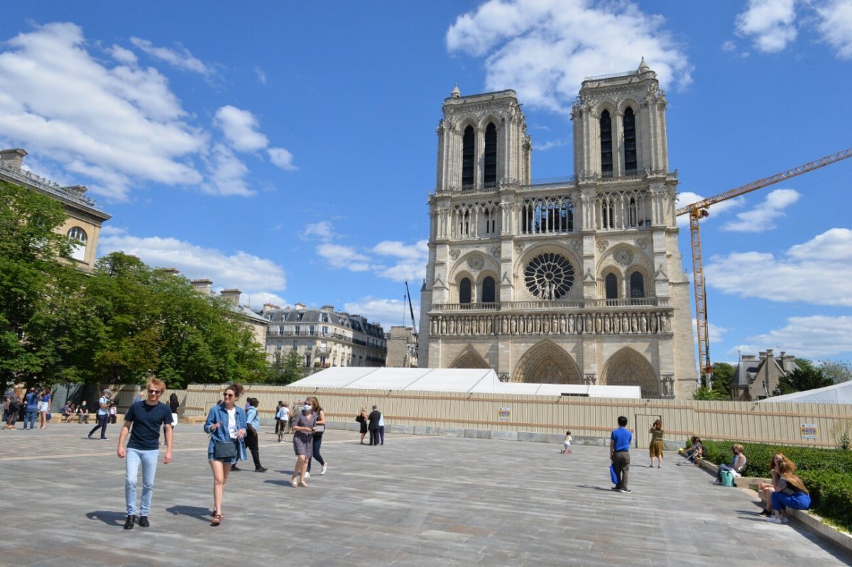 Réouverture du parvis de Notre-Dame de Paris. © Marie-Christine Bertin / Diocèse de Paris.