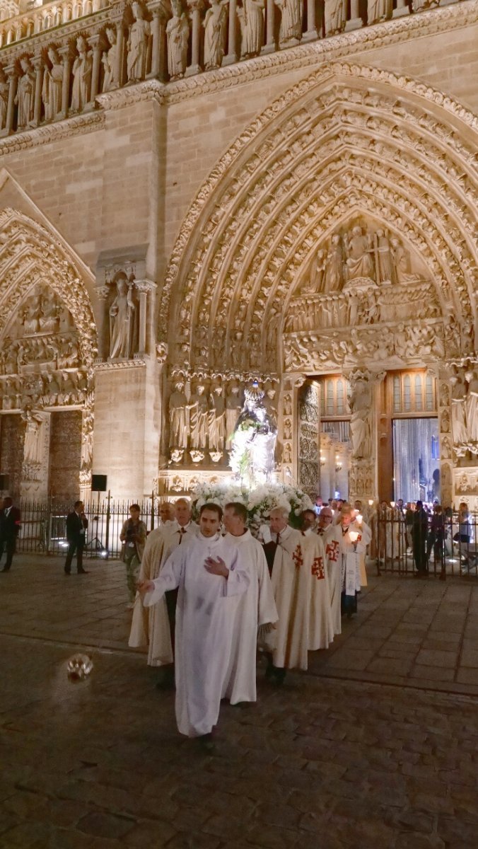 Procession sur l'île de la Cité. © Yannick Boschat / Diocèse de Paris.