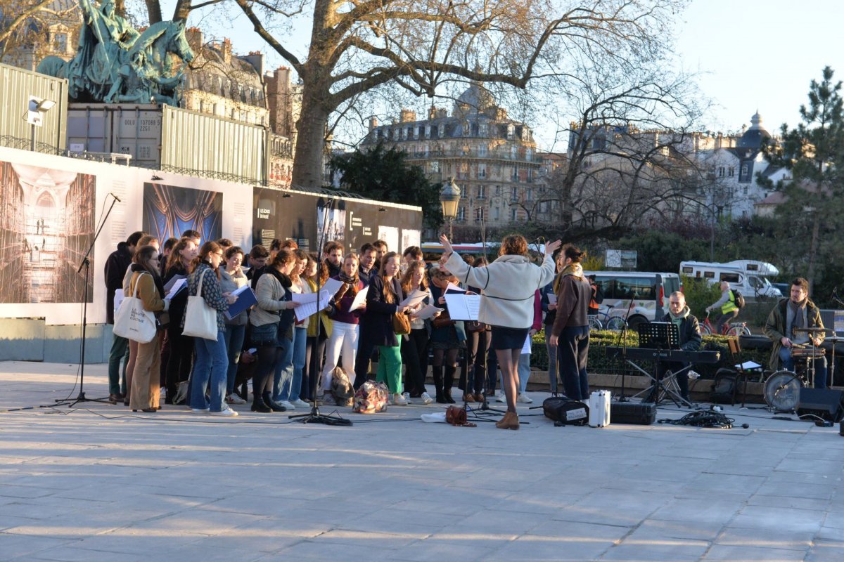 Veillée à Notre Dame avec Pierres Vivantes. © Marie-Christine Bertin / Diocèse de Paris.