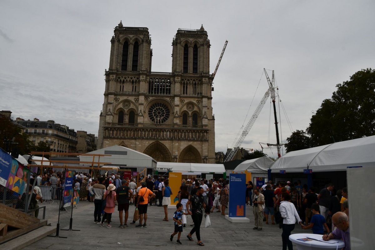 Village du chantier sur le parvis de la cathédrale Notre-Dame de Paris 2023. © Michel Pourny.