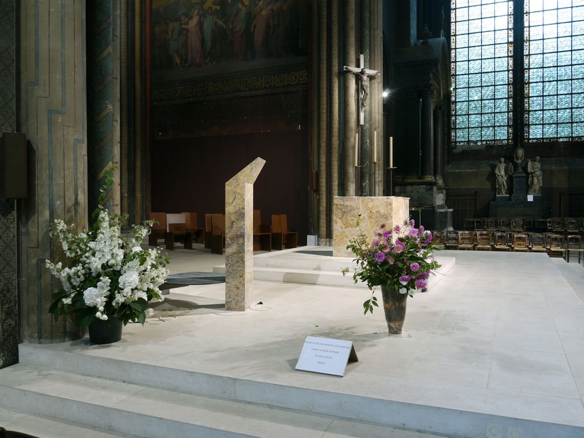 L'ambon et l'autel. © C. D. A. S.