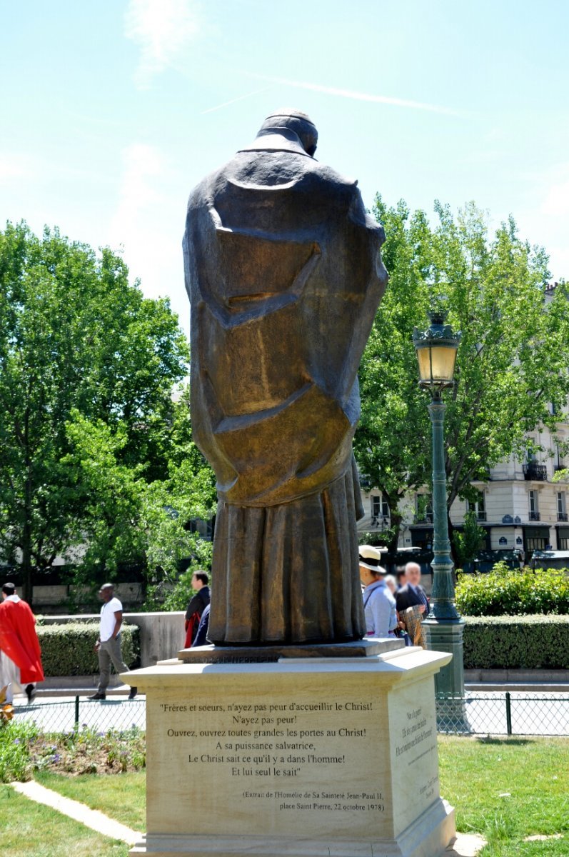 Statue de saint Jean-Paul II. © Geneviève de Saint-Pern.