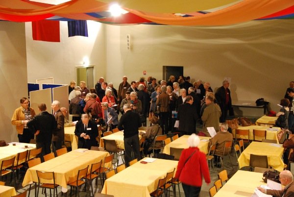 Accueil. Les quelque 170 participants à cette journée de prière et de rencontres se sont retrouvés à partir de 9h dans la crypte de l'église Ste-Anne de la Butte aux Cailles (13e). © Pierre-Louis Lensel.