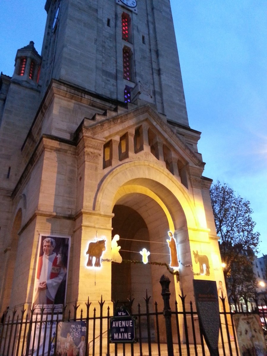 Crèche suspendue à Saint-Pierre de Montrouge (14e). Saint-Pierre de Montrouge © Marie-Christine Bertin / Diocèse de Paris.