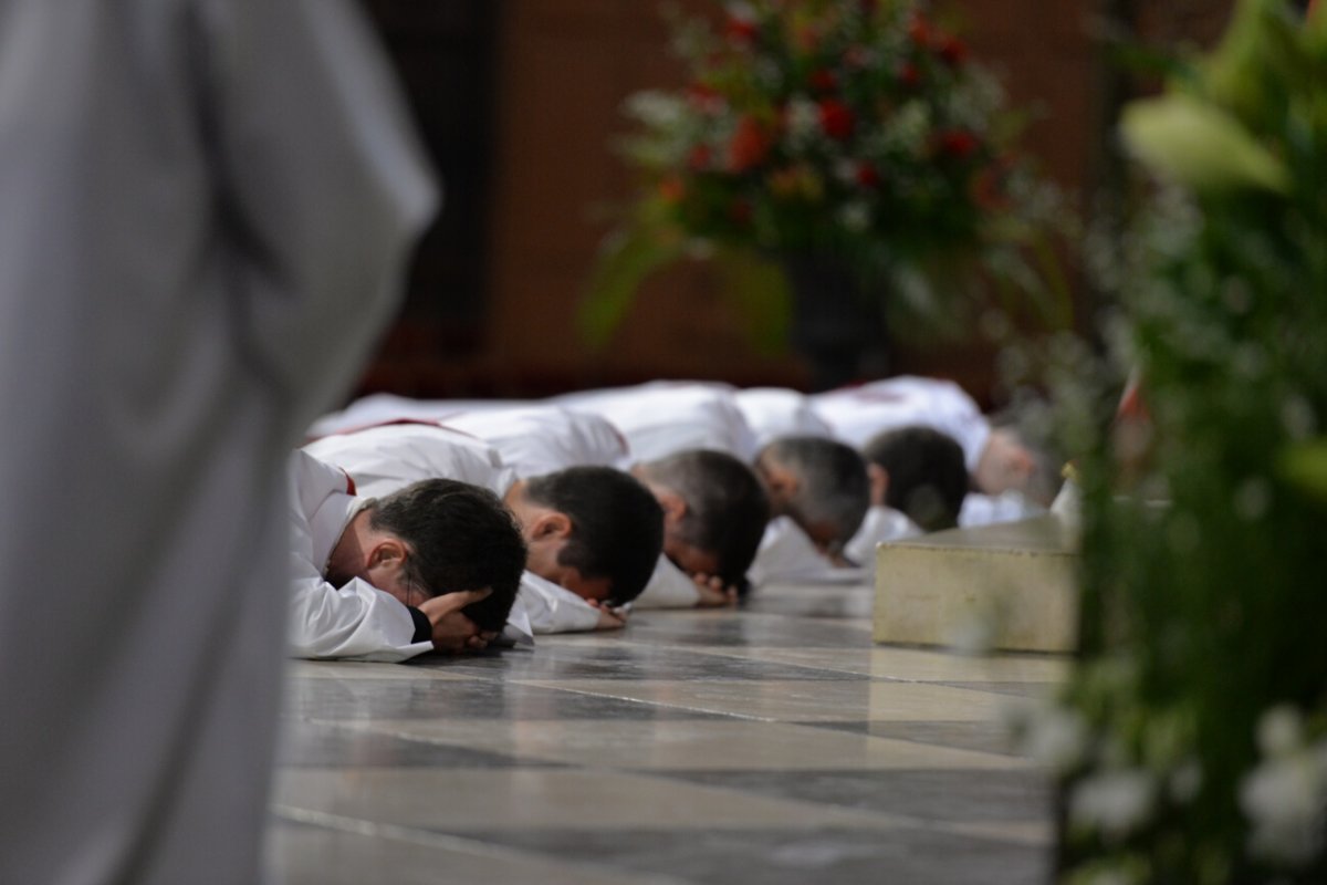 Prostration durant la litanie des saints. © Marie-Christine Bertin / Diocèse de Paris.