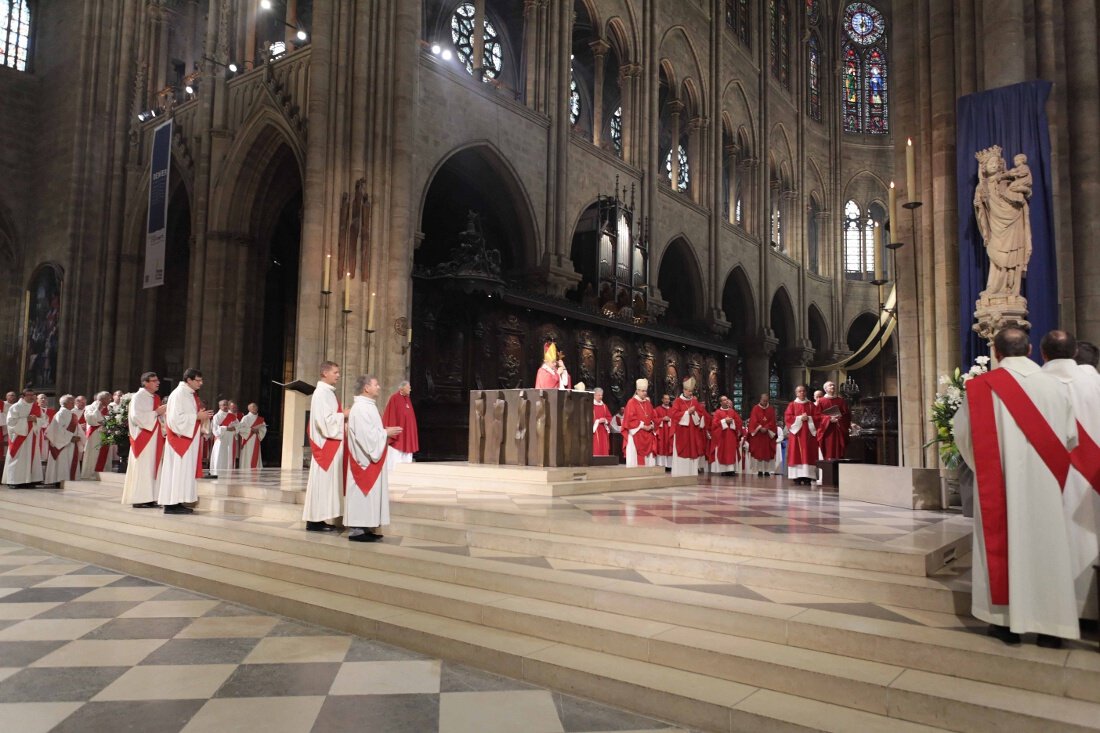 Prière à la Vierge Marie. © Yannick Boschat / Diocèse de Paris.