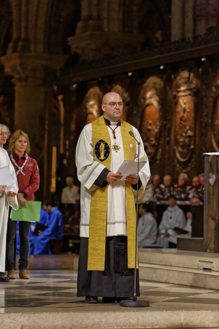 Présentation de la procession par le Père Jérôme Bascoul, délégué diocésain (…). © Yannick Boschat / Diocèse de Paris.