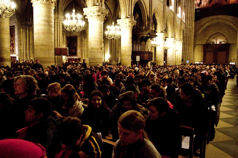 Rassemblement des sixièmes. 1050 enfants à Notre-Dame de Paris 