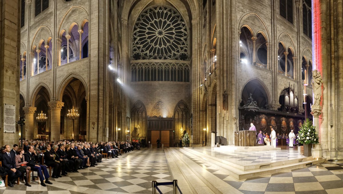 Messe à l'intention des victimes et de leurs proches et à (…). © Yannick Boschat / Diocèse de Paris.