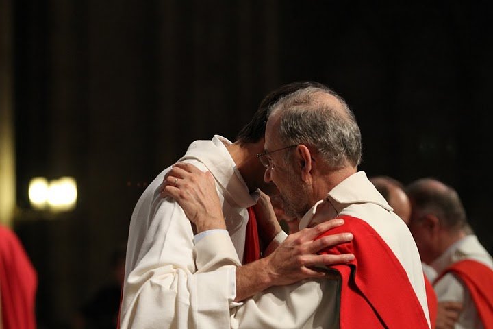 Ordinations de diacres permanents 2010 – Le parrain donne la paix et (…). © Yannick Boschat / Diocèse de Paris.