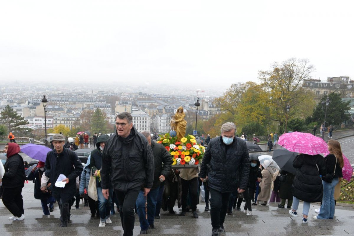 Montée à Montmartre de la paroisse Notre-Dame des Victoires. © Marie-Christine Bertin / Diocèse de Paris.