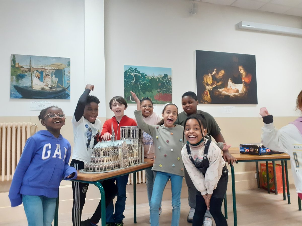 Mais c'est l'occasion de reconstruire, le Patronage Sainte-Claire nous partage sa joie d'avoir rebâti Notre-Dame de Paris ! © Diocèse de Paris - Vicariat Enfance Adolescence.