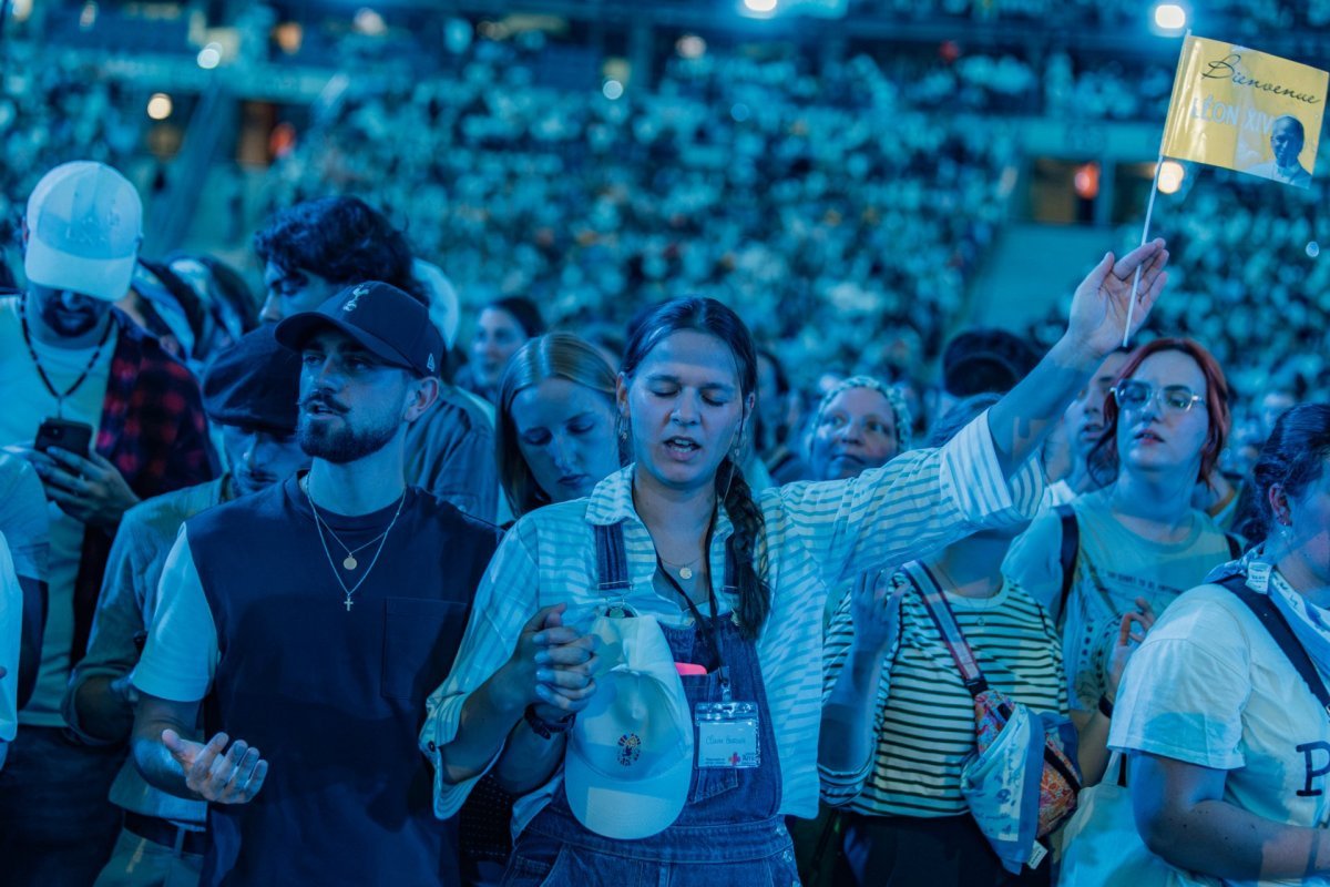 Jeunes en prière durant la veillée avec le Pape au Stade de France le 25 (…). © Valentin Duriez / Diocèse de Paris.