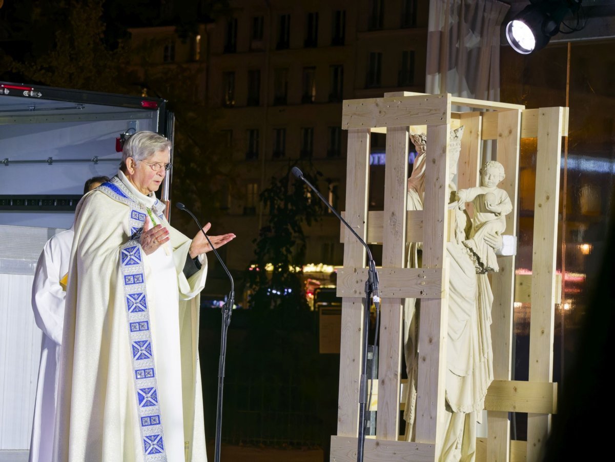 Notre Dame retrouve sa Cathédrale : procession vers le parvis de la cathédrale. © Yannick Boschat / Diocèse de Paris.