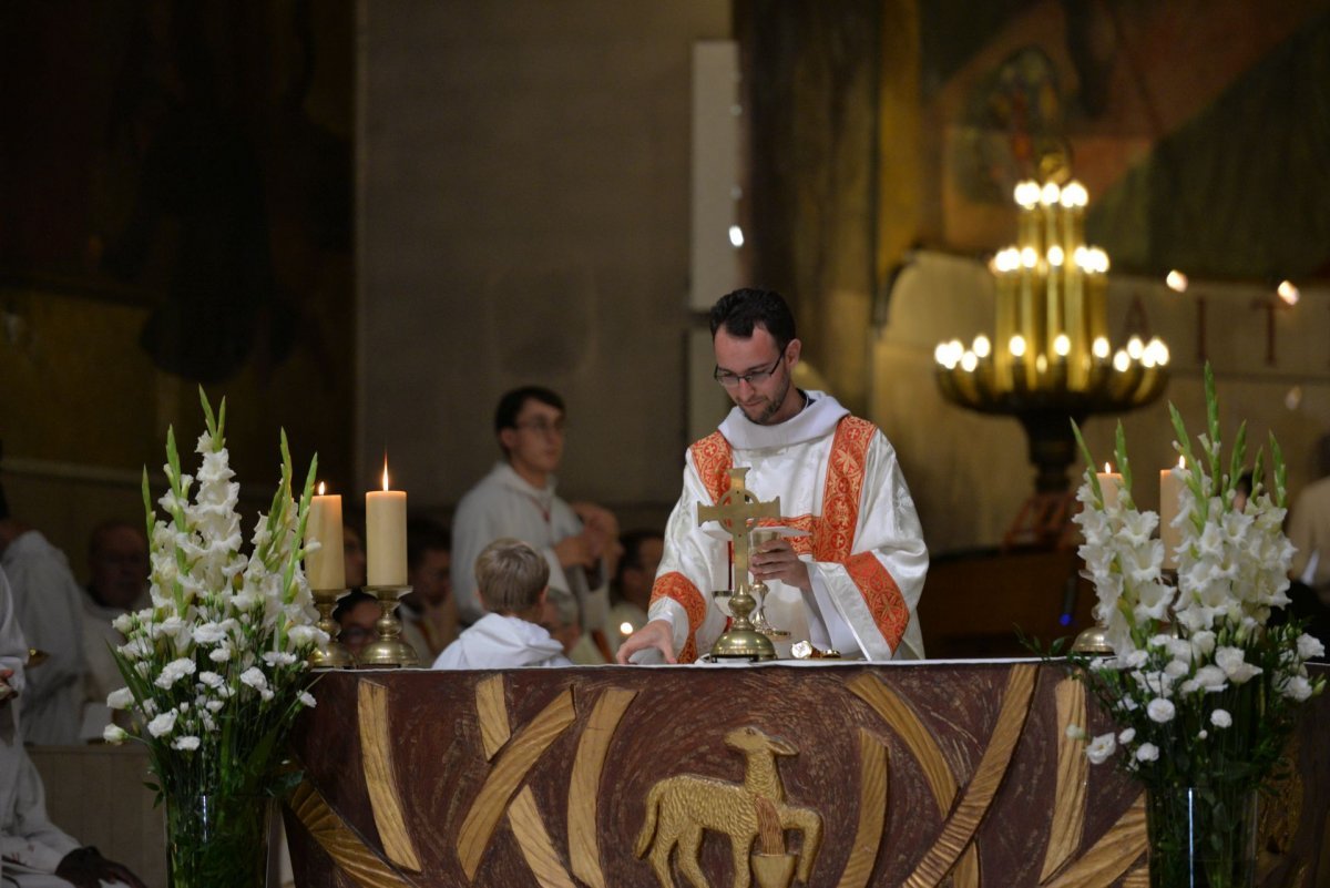 Ordinations diaconales en vue du sacerdoce à Saint-Ferdinand des Ternes (17e). © Marie-Christine Bertin / Diocèse de Paris.