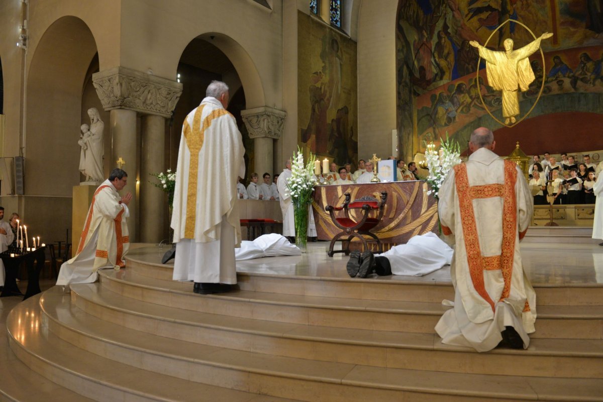 Ordinations diaconales en vue du sacerdoce à Saint-Ferdinand des Ternes (17e). © Marie-Christine Bertin / Diocèse de Paris.