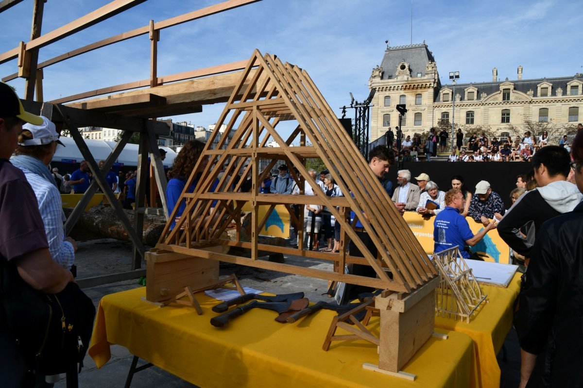 Village du chantier sur le parvis de la cathédrale Notre-Dame de Paris 2023. © Michel Pourny.