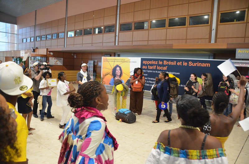 Comité d'accueil à l'aéroport de Cayenne. © © Marie-Christine Bertin / Diocèse de Paris.