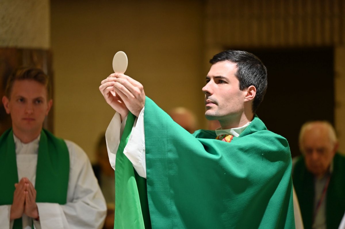 Messe des nouveaux prêtres à la Maison Marie-Thérèse. © Marie-Christine Bertin / Diocèse de Paris.