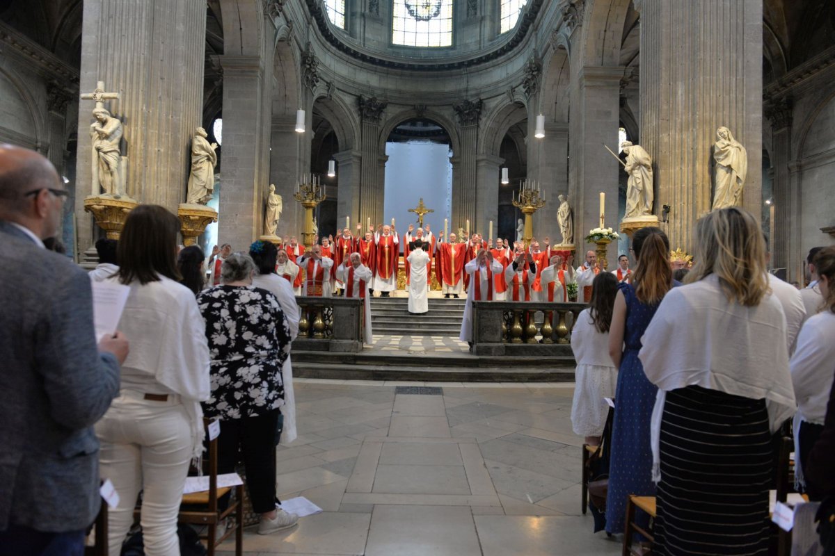 Confirmation des adultes au cours de la Vigile de Pentecôte 2023, (…). © Marie-Christine Bertin / Diocèse de Paris.