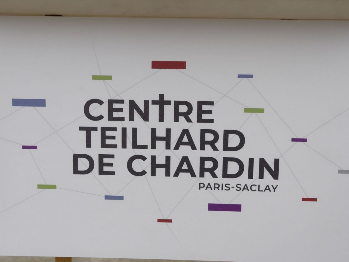 Pose de la première pierre du Centre Teilhard de Chardin. © Yannick Boschat / Diocèse de Paris.