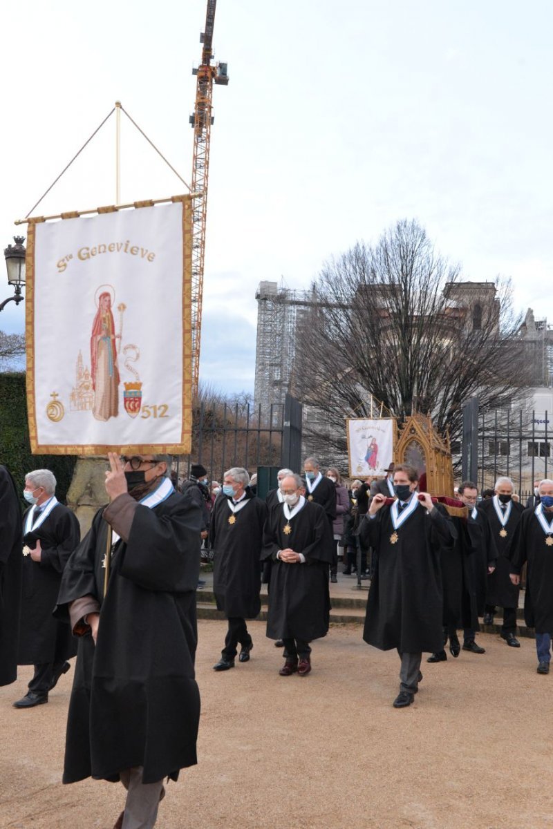 Messe solennelle, bénédiction de Paris et procession de la châsse de sainte (…). © Marie-Christine Bertin / Diocèse de Paris.