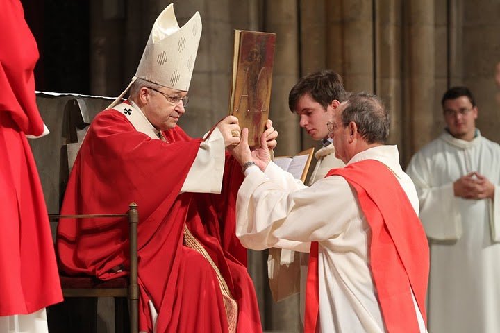 Ordinations de diacres permanents 2010 – L'Archevêque remet (…). © Yannick Boschat / Diocèse de Paris.