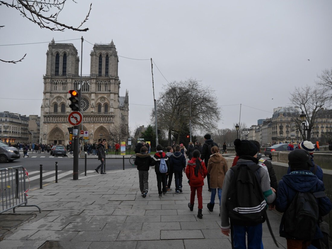 Chaque groupe a pèleriné de Notre-Dame des Victoires à Notre-Dame de Paris. © Yannick Boschat / Diocèse de Paris.