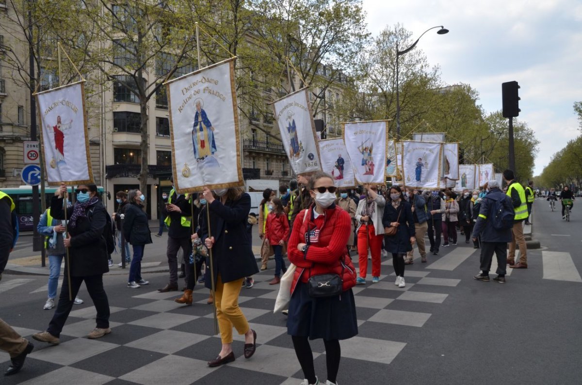 Marche vers Notre-Dame de Paris. © Michel Pourny.