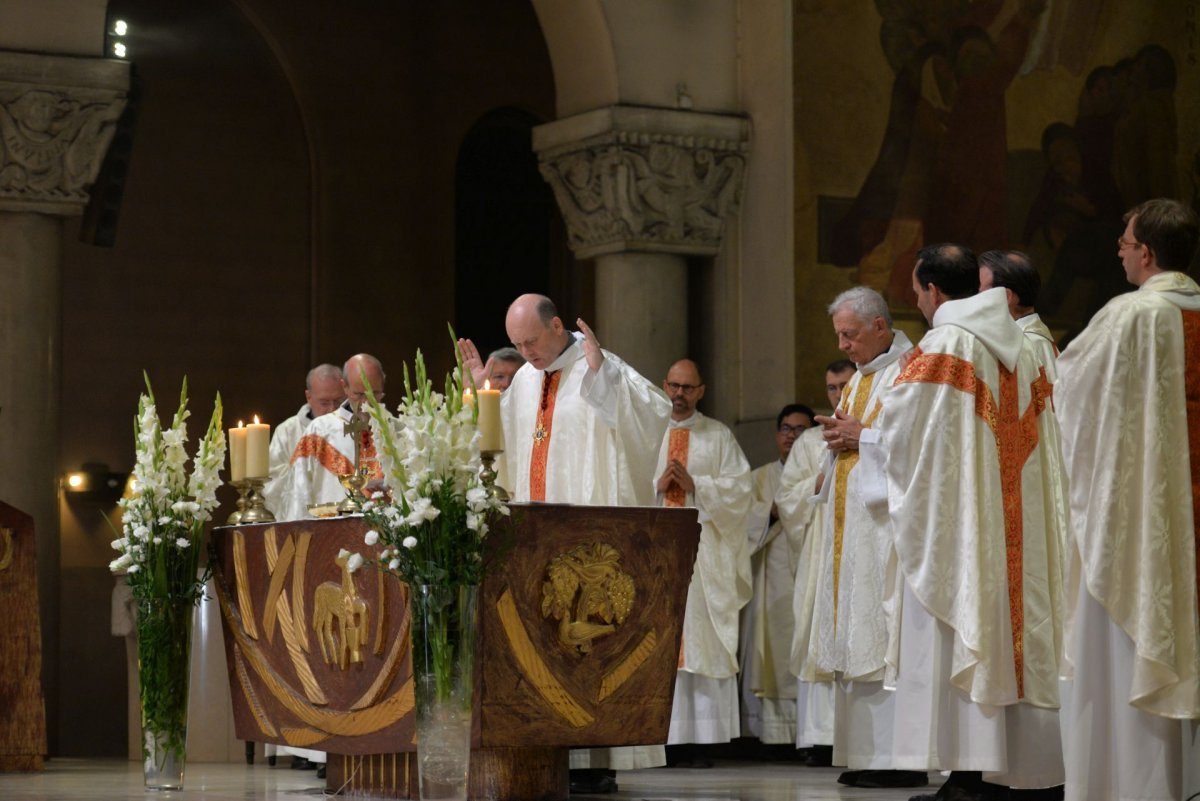 Ordinations diaconales en vue du sacerdoce à Saint-Ferdinand des Ternes (17e). © Marie-Christine Bertin / Diocèse de Paris.