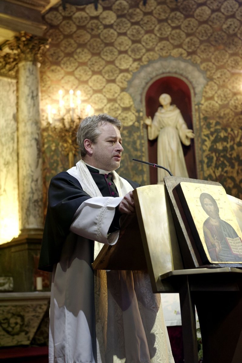 Vénération des reliques du bienheureux Vladimir Ghika à Saint-Louis d'Antin. © Trung Hieu Do / Diocèse de Paris.