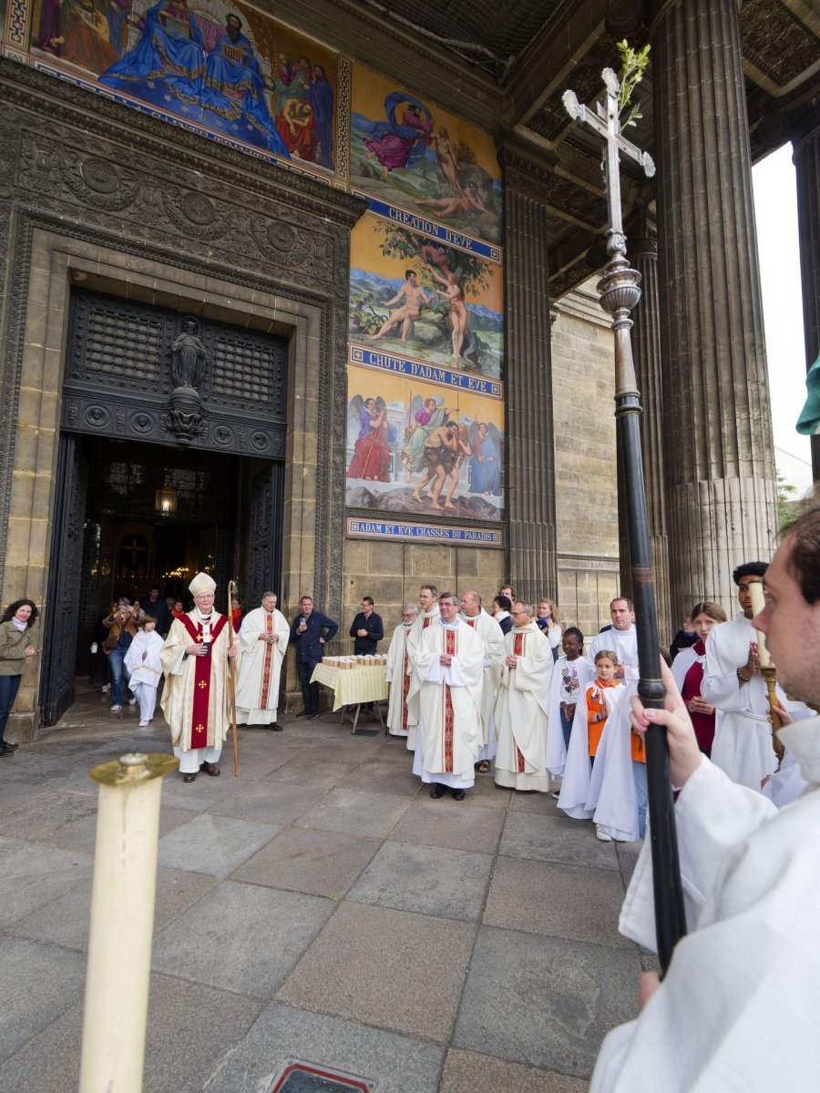 Messe pour le bicentenaire de la pose de la première pierre de l'église (…). © Yannick Boschat / Diocèse de Paris.