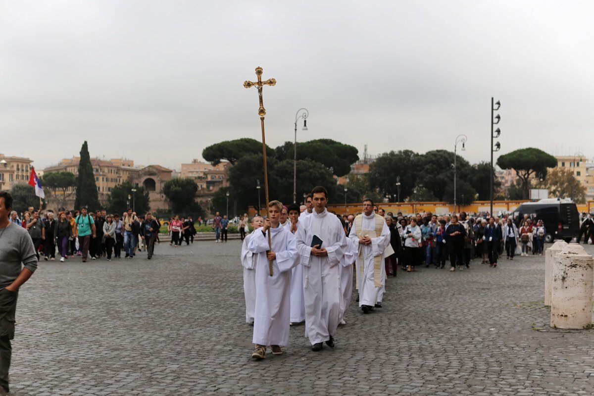 Les pèlerins parisiens sont entrés en procession dans le baptistère de (…). © Yannick Boschat / Diocèse de Paris.