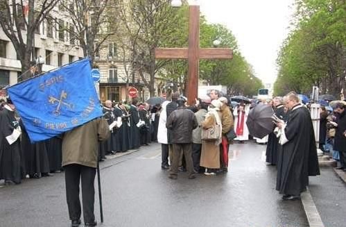 Mars : Chemin de Croix. Cette année dix-neuf Chemins de Croix ont eu lieu dans les rues de Paris. 