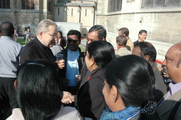 Temps convivial au chevet de Notre-Dame. © D. R..