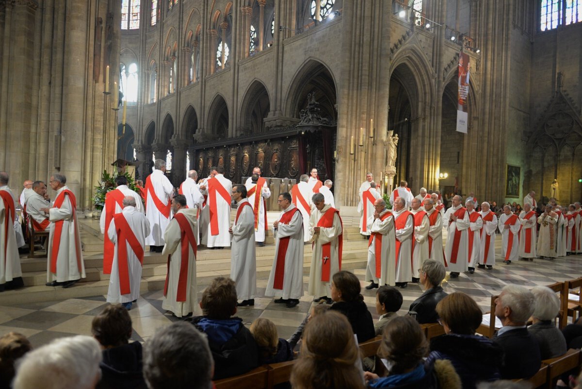 Accolade des diacres. © Marie-Christine Bertin / Diocèse de Paris.