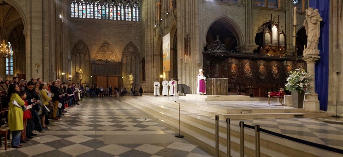 Prière à la Vierge Marie. © Yannick Boschat / Diocèse de Paris.