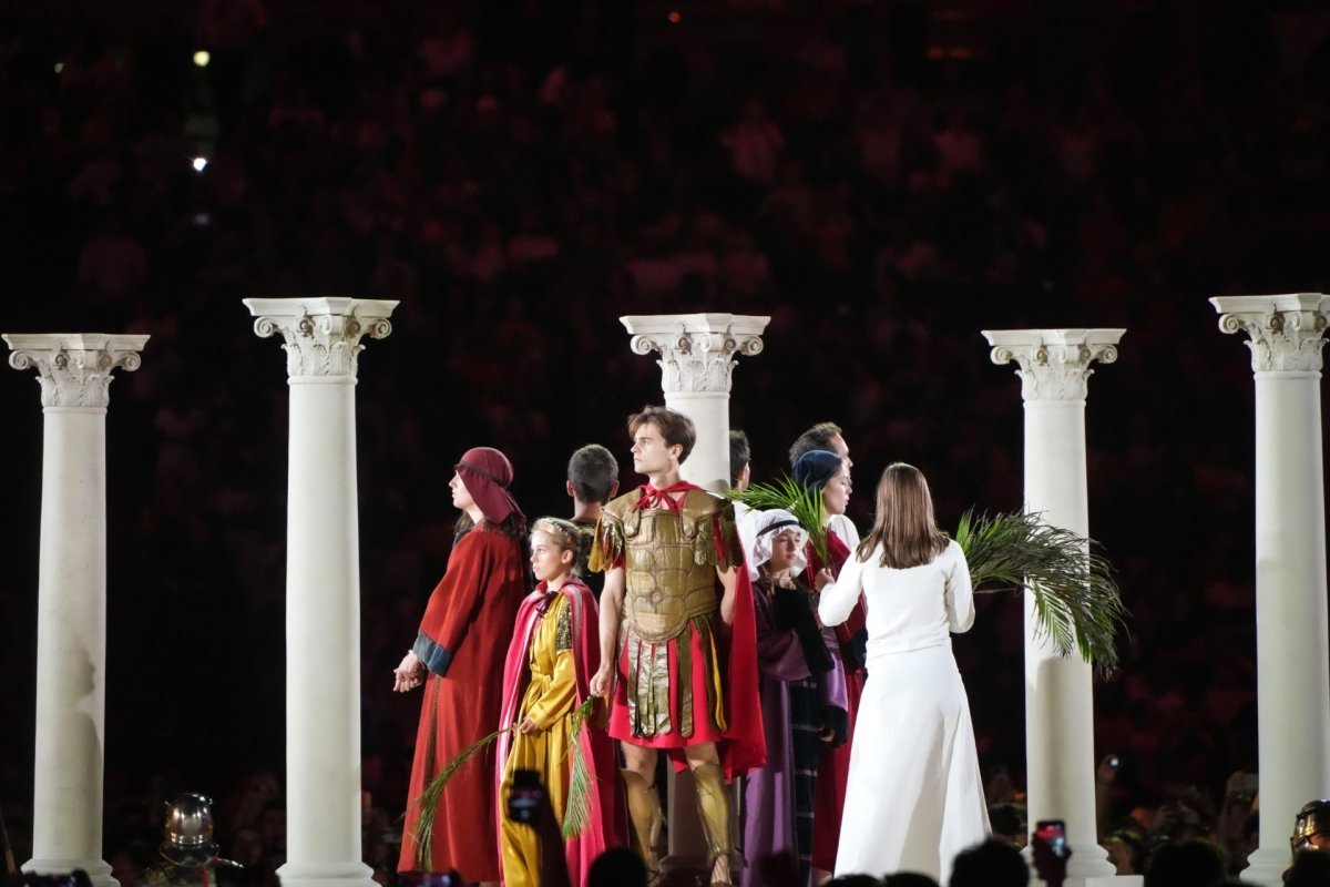 Veillée de prière avec les jeunes et le pape Léon XIV : Spectacle. © Étienne Castelein / Diocèse de Paris.