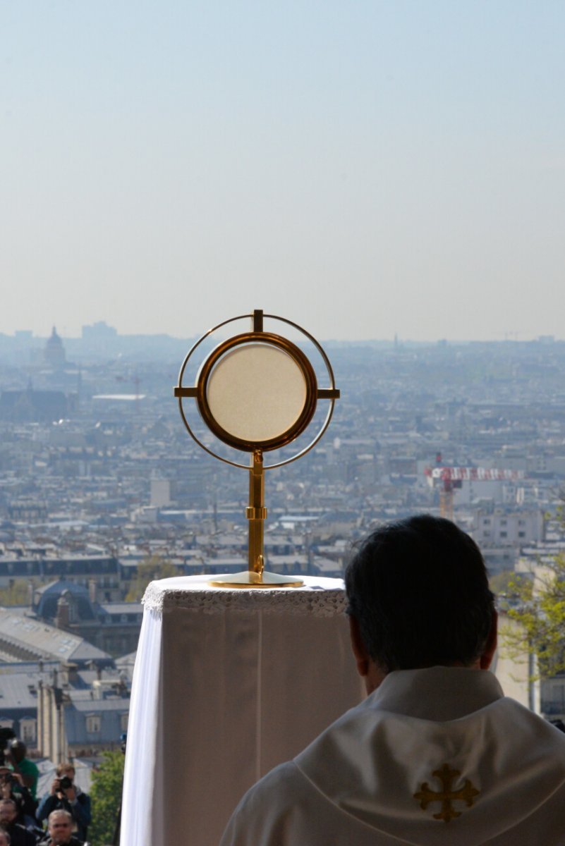 Bénédiction du Saint-Sacrement sur la ville. © Marie-Christine Bertin.