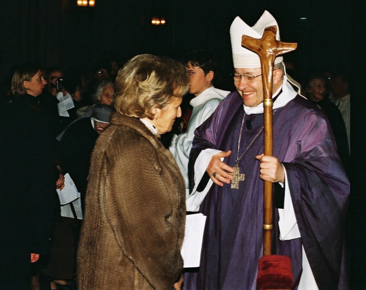 Fin de la célébration. 20h45. Mgr Vinft-Trois remercie Mme Chirac de sa présence. © D. R..