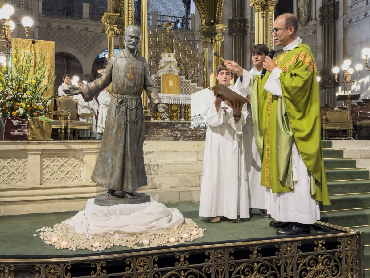 Dévoilement de la statue de saint Charles de Foucauld à Saint-Augustine. © Benjamin Monnerot-Dumaine.