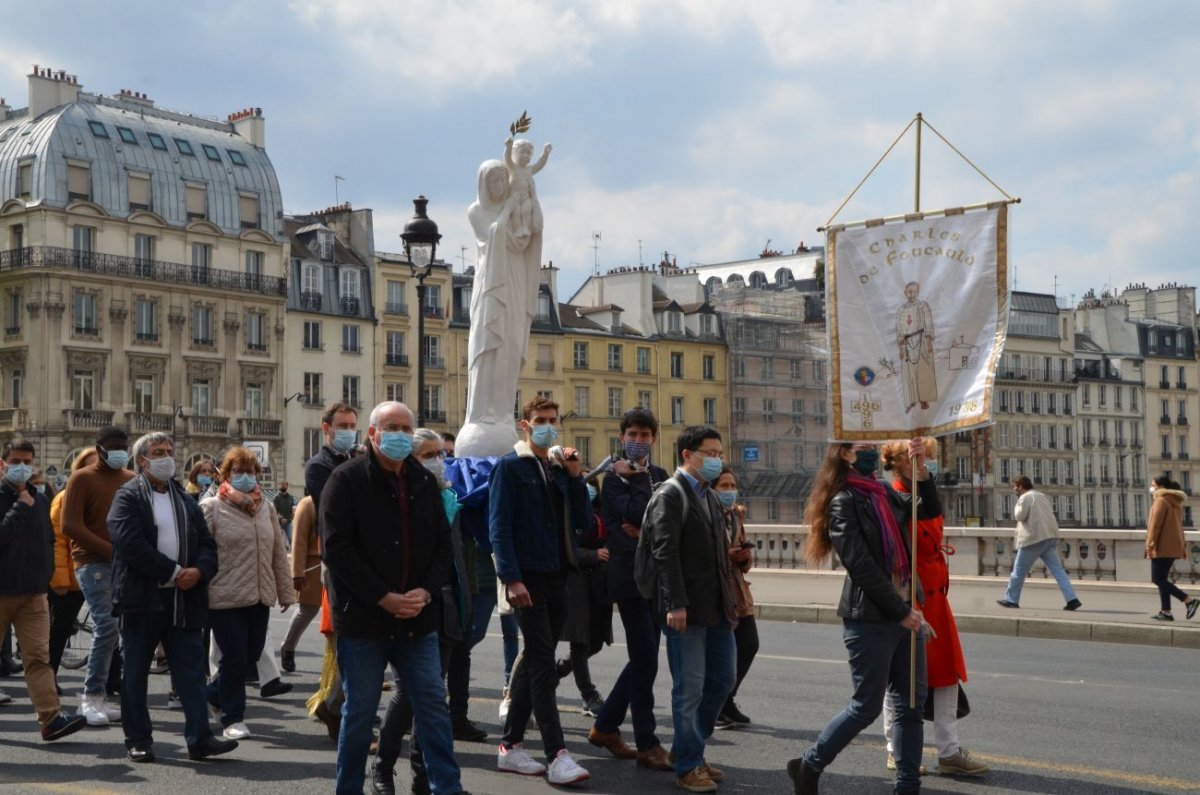 Marche vers Notre-Dame de Paris. © Michel Pourny.