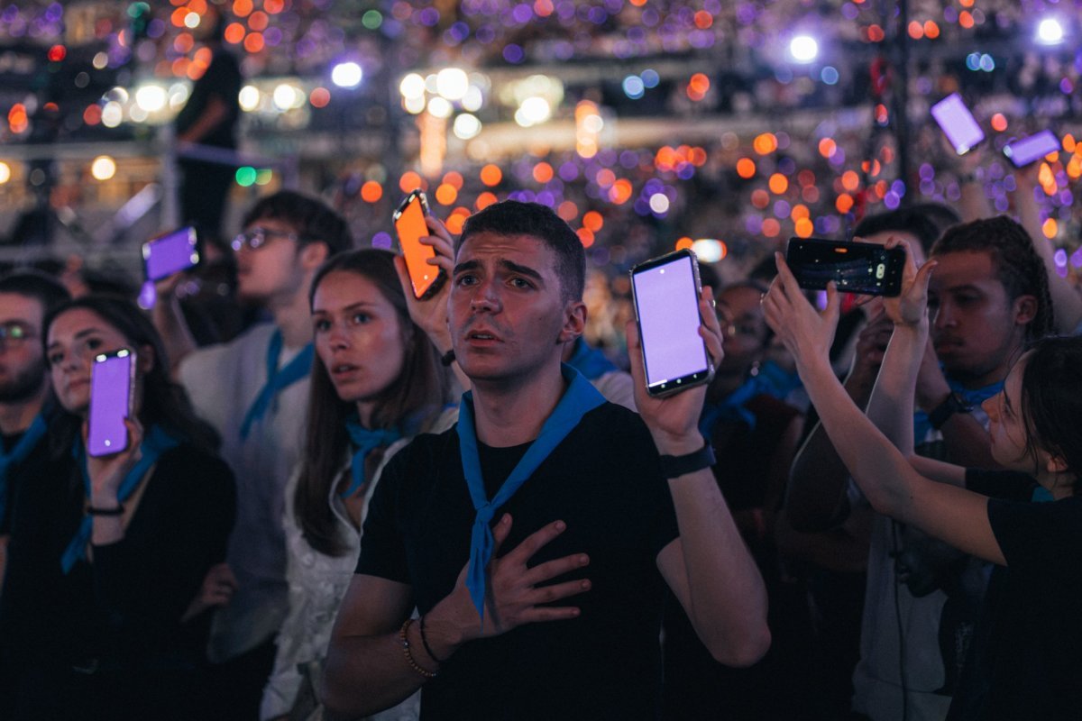 Jeunes en prière durant la veillée avec le Pape au Stade de France le 25 (…). © Valentin Duriez / Diocèse de Paris.