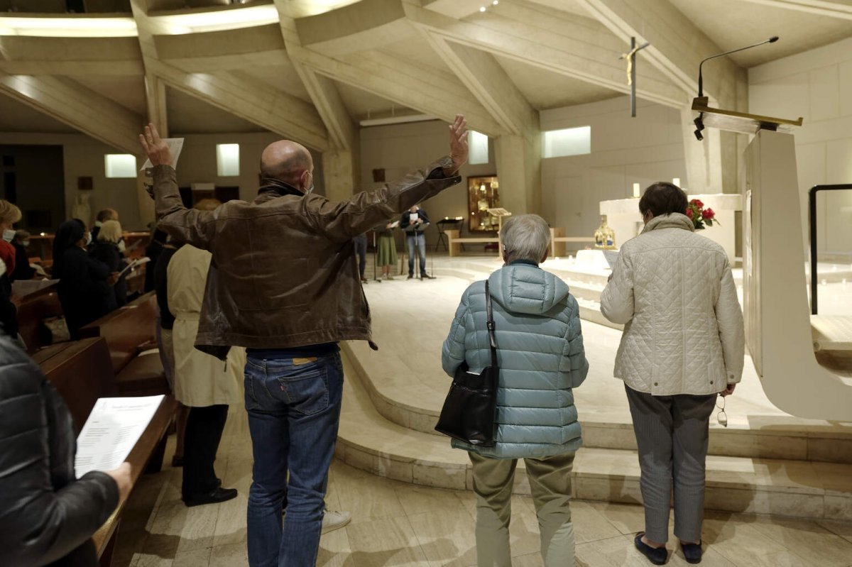 Accueil des reliques de sainte Geneviève à Notre-Dame de La Salette [Ajouter. © Trung-Hieu Do / Diocèse de Paris.