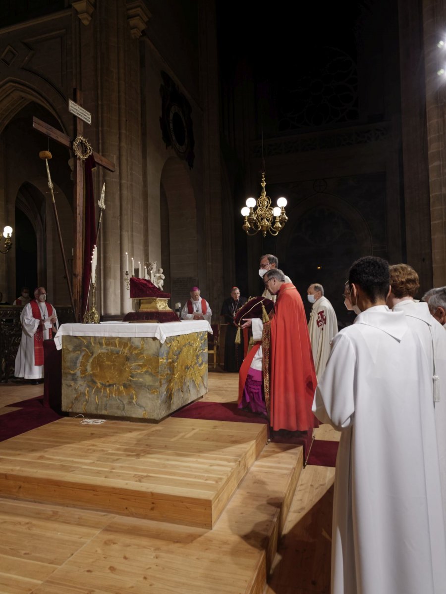 Ostention de la sainte couronne d'épines. © Yannick Boschat / Diocèse de Paris.