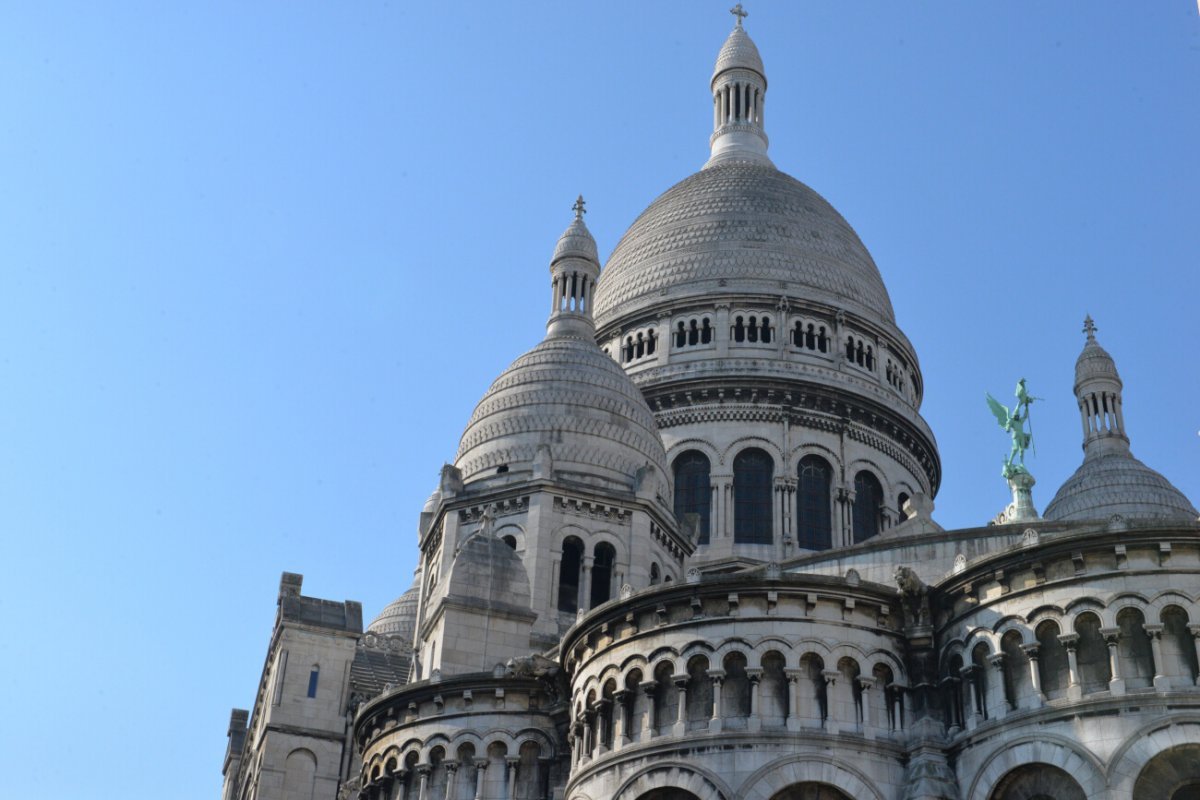 Bénédiction du Saint-Sacrement sur la ville. © Marie-Christine Bertin.