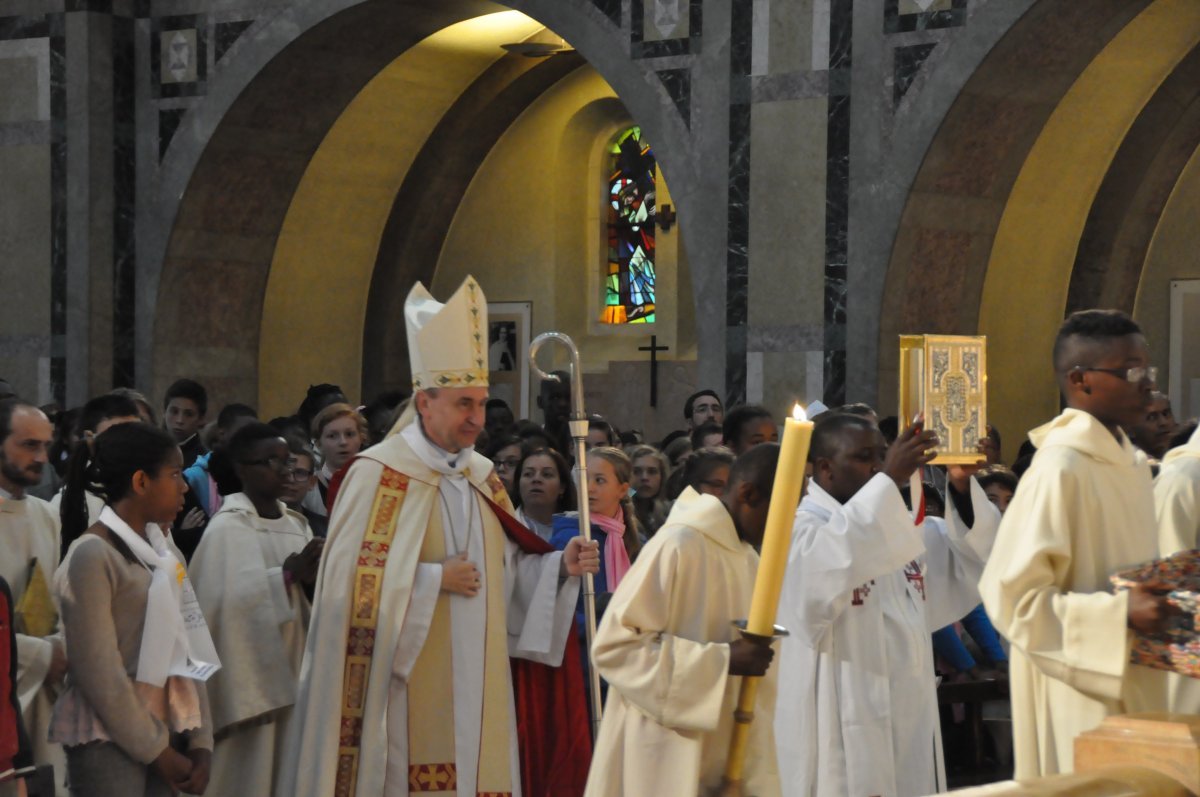 Pélerinage de Lisieux pour les 6e-5e - Mgr Delannoy Évêque de Saint-Denis. © Diocèse d'Evry.