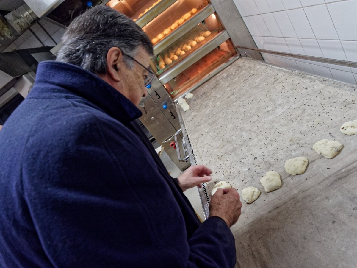 Préparation des petits pains de sainte Geneviève. Visite de Mgr Michel Aupetit, archevêque de Paris. © Yannick Boschat / Diocèse de Paris.